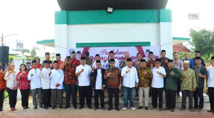 Pj Bupati Mura, Hermon (batik tengaj) berfoto bersama dengan seluruh pejabat usai meresmikan Pasar Ramadan, Selasa, 11 Maret 2024