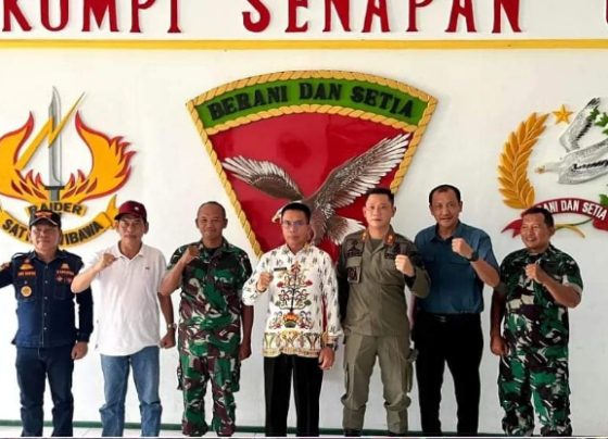 Pj Bupati Mura, Hermon berfoto bersama Danramil 07Murung, Kapten Inf M Syahroni, Danton 1 Kipan C Yonif 631Atg, Letda Inf Poyari, dan jajaran,