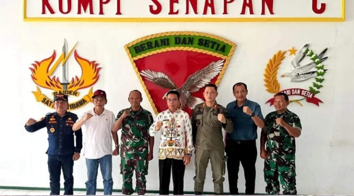 Pj Bupati Mura, Hermon berfoto bersama Danramil 07Murung, Kapten Inf M Syahroni, Danton 1 Kipan C Yonif 631Atg, Letda Inf Poyari, dan jajaran,