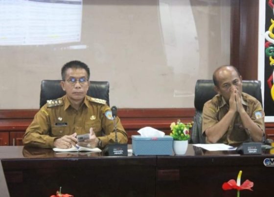 Pj Bupati Mura, Hermon (kiri) saat mengikuti rapat koordinasi inflasi secara virtual, Senin, 25 Maret 2024.