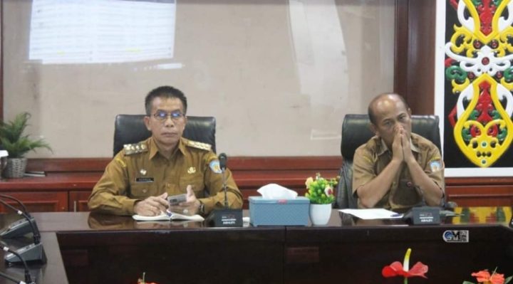 Pj Bupati Mura, Hermon (kiri) saat mengikuti rapat koordinasi inflasi secara virtual, Senin, 25 Maret 2024.