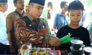 Pj Bupati Mura Hermon saat membeli takjil di Pasar Ramadan Ramadan di depan Masjid Agung Al Istiqlal Puruk Cahu, Selasa, 12 Maret 2024.