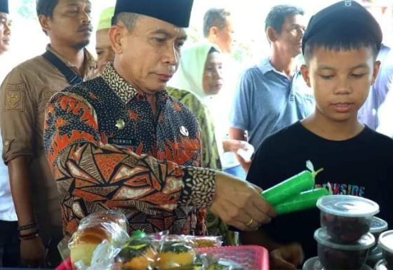 Pj Bupati Mura Hermon saat membeli takjil di Pasar Ramadan Ramadan di depan Masjid Agung Al Istiqlal Puruk Cahu, Selasa, 12 Maret 2024.