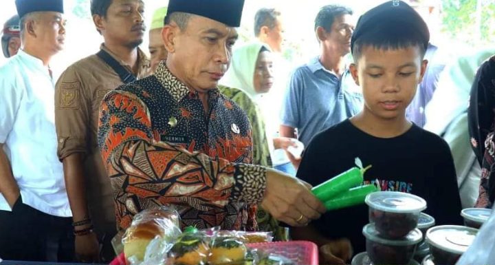 Pj Bupati Mura Hermon saat membeli takjil di Pasar Ramadan Ramadan di depan Masjid Agung Al Istiqlal Puruk Cahu, Selasa, 12 Maret 2024.