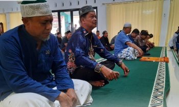 Pj Bupati Seruyan Djainuddin Noor Ketika menunaikan salat Jumat di Masjid Babussalam Mapolres Seruyan