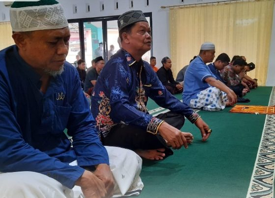 Pj Bupati Seruyan Djainuddin Noor Ketika menunaikan salat Jumat di Masjid Babussalam Mapolres Seruyan