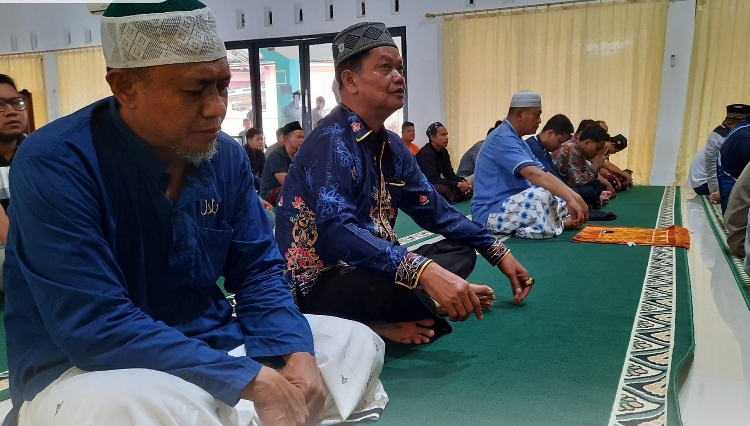 Pj Bupati  dan Kepala BNN Kalteng  Tunaikan Salat Jumat di Masjid Mapolres Seruyan