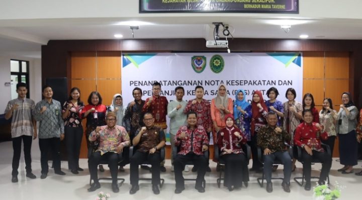 Pj Bupati Seruyan, Djainuddin Noor, bersama Ketua Pengadilan Negeri Sampit, Febri Purnamavita foto bersama usai kegiatan