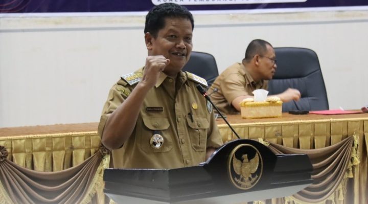 Pj Bupati Seruyan Djainuddin Noor memberikan arahan pada kegiatan inovasi pelayanan publik di bidang perizinan dan non perizinan