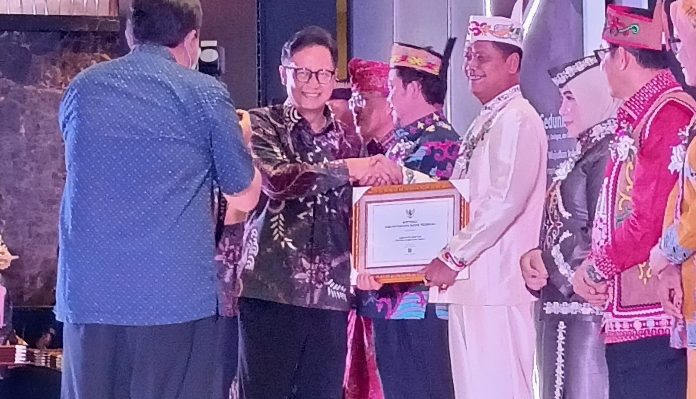 Pj Bupati Seruyan Djainuddin Noor menerima sertifikat bebas Frambusia dari Kementerian Kesehatan Republik Indonesia, Rabu, 6 Maret 2024