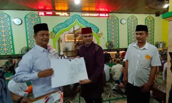 Pj Bupati Seruyan Djainuddin Noor menyerahkan kendaraan operasional secara simbolis kepada Camat Hanau