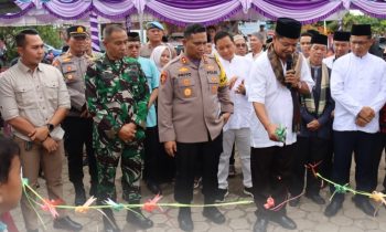 Pj Bupati Seruyan, Djainuddin Noor saat mengunting pita tanda diresmikannya Pasar Kue Ramadan di Kuala Pembuang, Selasa, 12 Maret 2024
