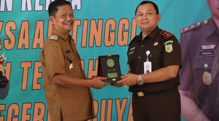 Pj Bupati Seruyan Djainuddin Noor terima penyerahan plakat dari  Kepala Kejaksaan Tinggi (Kejati) Kalimantan Tengah, Undang Mugopal