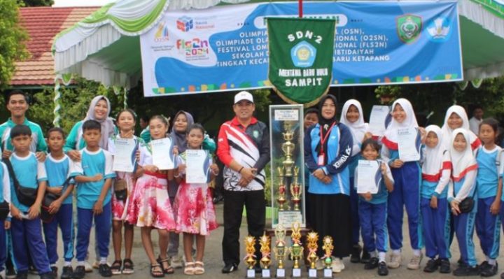 SDN 2 MB Hulu menerima piala Juara Umum O2SN dan FLS2N Tingkat Kecamatan MB Ketapang 2024, Jumat, 8 Maret 2024