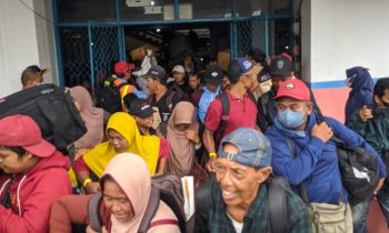Sejumlah penumpang berdesakan saat keluar dari pintu terminal Pelabuhan Sampit, untuk masuk ke dalam kapal pada arus mudik 2024.