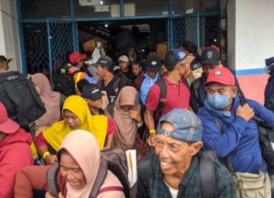 Sejumlah penumpang berdesakan saat keluar dari pintu terminal Pelabuhan Sampit, untuk masuk ke dalam kapal pada arus mudik 2024.