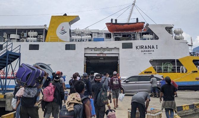 Sejumlah penumpang dari Pelabuhan Sampit saat hendak masuk ke KM Kirana I tujuan Semarang, pada saat arus mudik 2024.