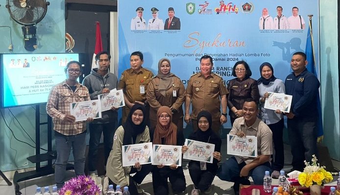 Sejunlah wartawan yang memenangi lomba foto PWI Kotim berfoto bersama, Senin, 4 Maret 2024.