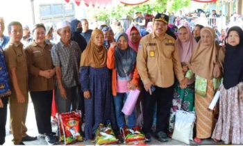 Sekda Kalteng, Nuryakin saat berfoto bersama dengan Pasar Murah di Kelurahan Beriwit, Kabupaten Murung Raya.