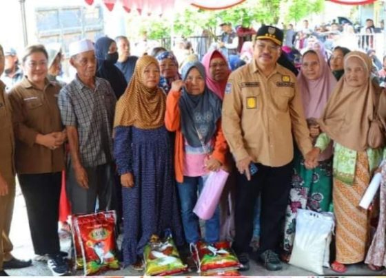 Sekda Kalteng, Nuryakin saat berfoto bersama dengan Pasar Murah di Kelurahan Beriwit, Kabupaten Murung Raya.