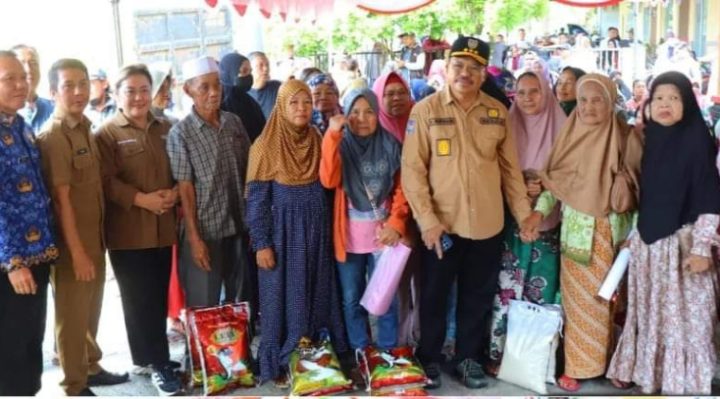 Sekda Kalteng, Nuryakin saat berfoto bersama dengan Pasar Murah di Kelurahan Beriwit, Kabupaten Murung Raya.