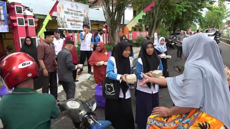 Siswa-siswi SMPN 2 Sampit Berbagi 500 Paket Takjil kepada Masyarakat