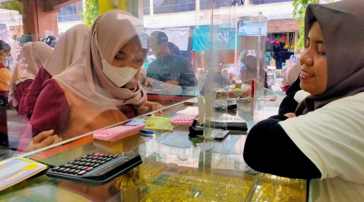 Suasana jual beli logam mulia di salah satu toko emas di Pusat Perbelanjaan Mentaya Sampit saat Ramadan.