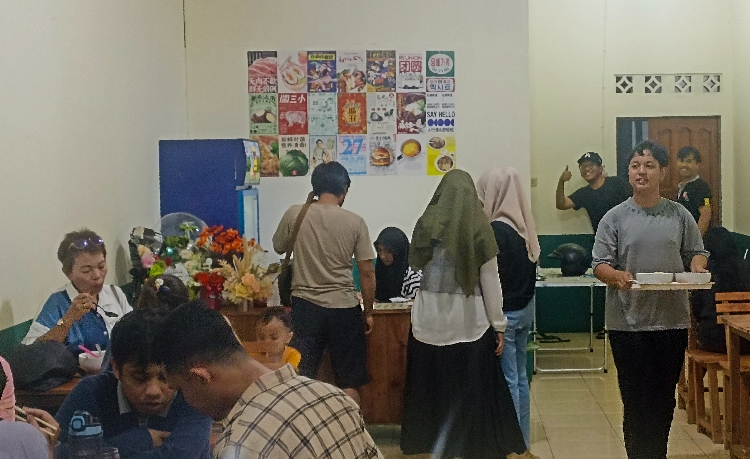 Viral! Warga Sampit Rela Antre Demi Santap Cita Rasa Bakmi Timoer di Sampit