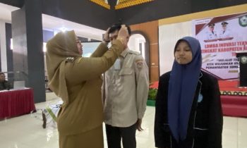 Wakil Bupati Kotim Irawati memasangkan tanda peserta TTG DPMD Kabupaten Kotim, Selasa, 5 Maret 2024