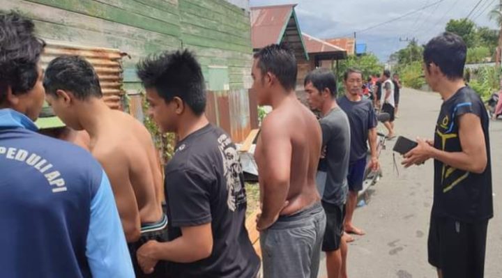 Warga Desa Baun Bango, saat mencari keberadaan anak perempuan usia 9 tahun yang diduga tenggelam di Sungai Katingan, Selasa, 12 Maret 2024