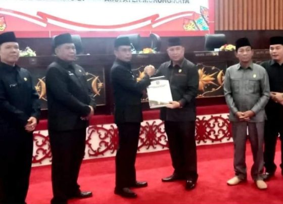 penyerahan Raperda tentang Lambang DPRD Kabupaten Murung Raya, Senin siang, 18 Maret 2024