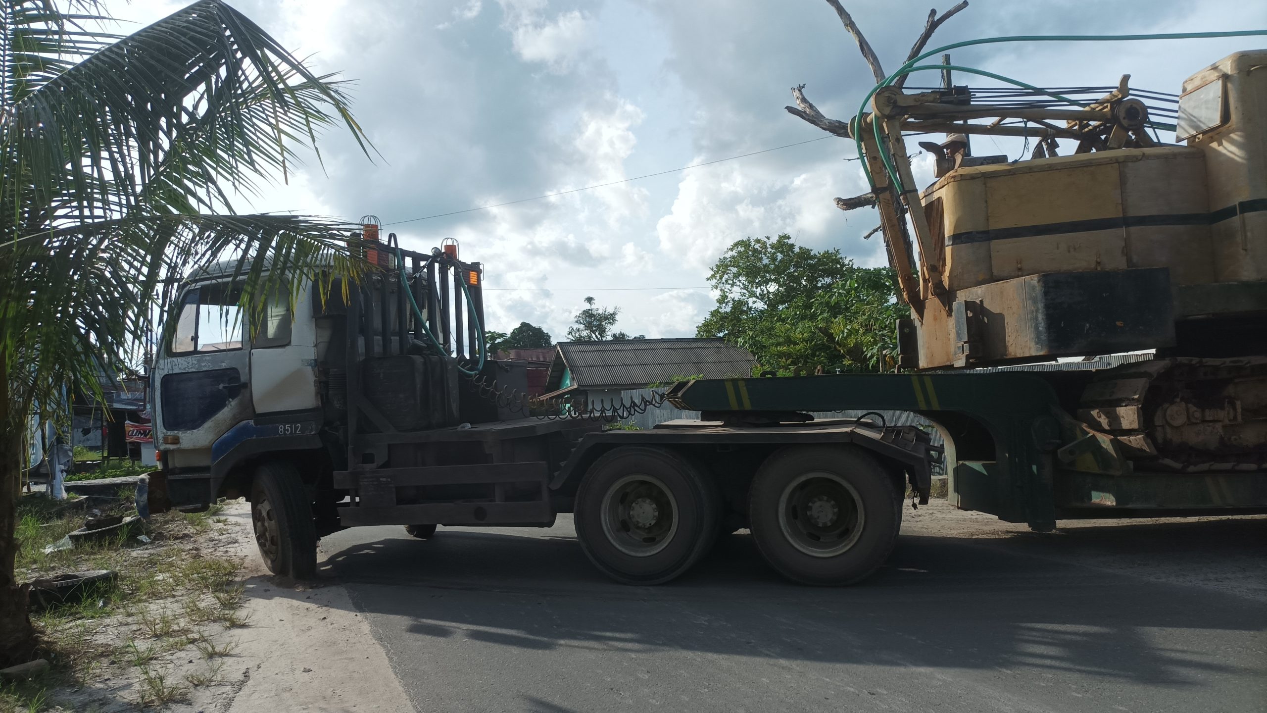 Tidak Tertangkap Tangan Aparat, Truk Pengangkut Alat Berat Sering Melintas di Kota Sampit Tanpa Pengawalan