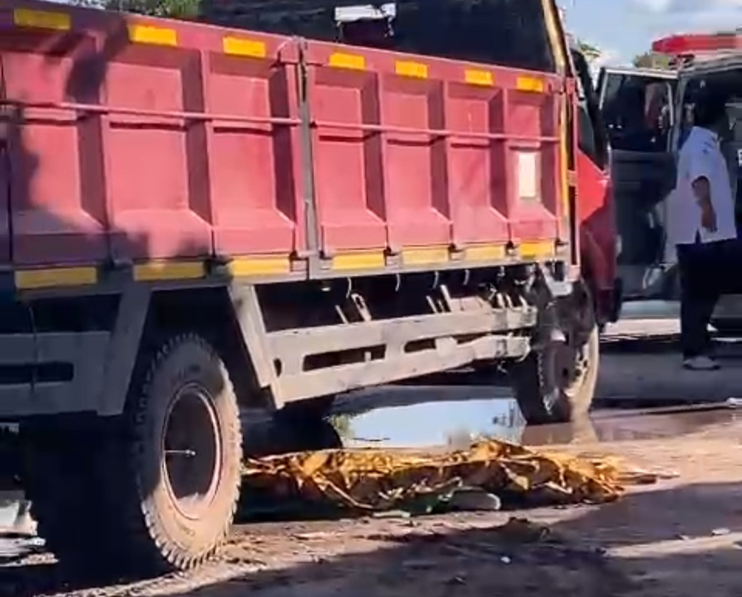 Gagal Menyalip, Penumpang NMax Terlindas Truk Fuso