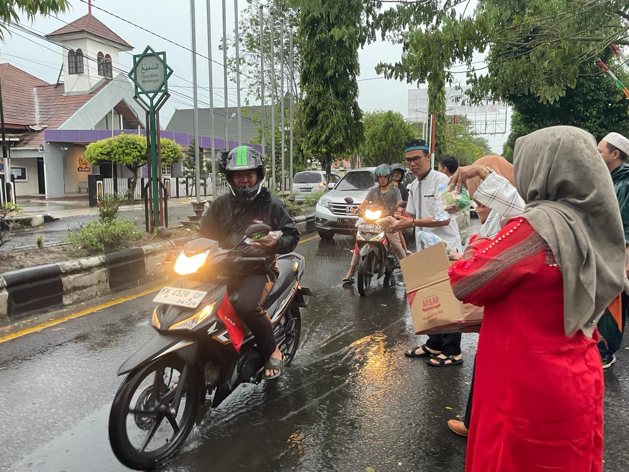 PWI Kotim Bagikan Paket Takjil Kepada Pengendara