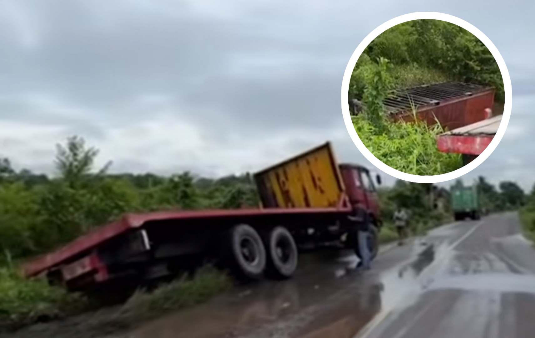 Sopir Truk Mengantuk, Kontainer Masuk Parit