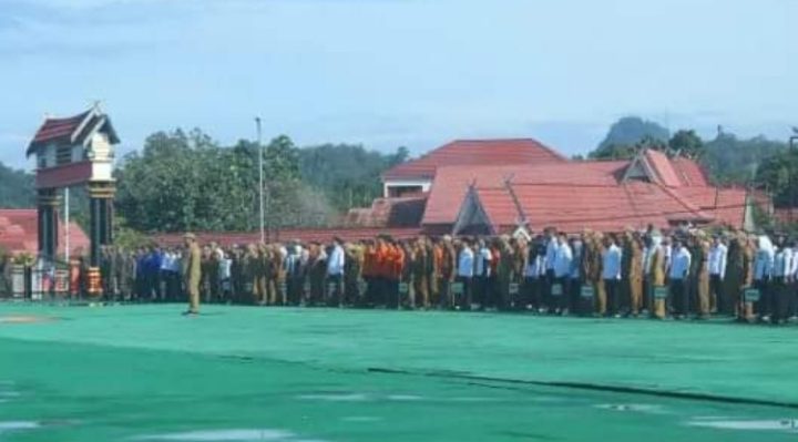 Apel gabungan lingkungan Pemkab Murung Raya di halaman Kantor Bupati Mura, Selasa, 16 April 2024