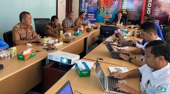 BPJS Kesehan Kotim bersama DPMD Kabupaten Kotim saat rapat, Senin,22 April 2024.