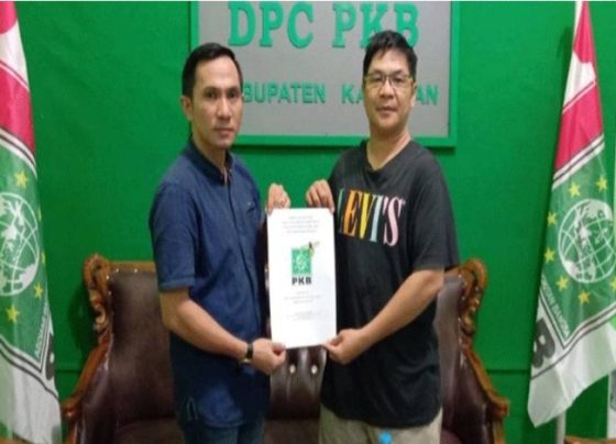 Budy Hermanto (kiri) bersama Ketua DPC PKB, Sufian saat mendaftar maju Pilkada Katingan.