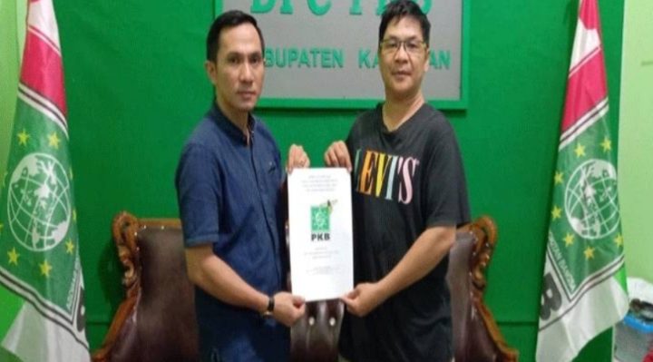 Budy Hermanto (kiri) bersama Ketua DPC PKB, Sufian saat mendaftar maju Pilkada Katingan.