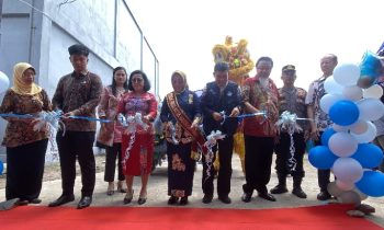 Bunda Paud Kotim Khairiah didampingi Kepala Dinas Pendidikan dan Ketua DPRD Kotim saat memotong pita peresmian Pahan School, Sabtu, 27 April 2024