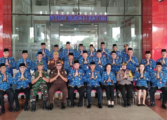 Bupati Katingan, Saiful foto bersama ASN usai apel gabungan pascacuti bersama Idulfitri, Selasa, 16 April 2024.