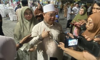 Bupati Kotim Halikinnor didampingi Wabup Kotim Irawati saat diwawancarai awak media saat Safari Ramadan di Masjid Nurul Iman, Jumat, 5 April 2024