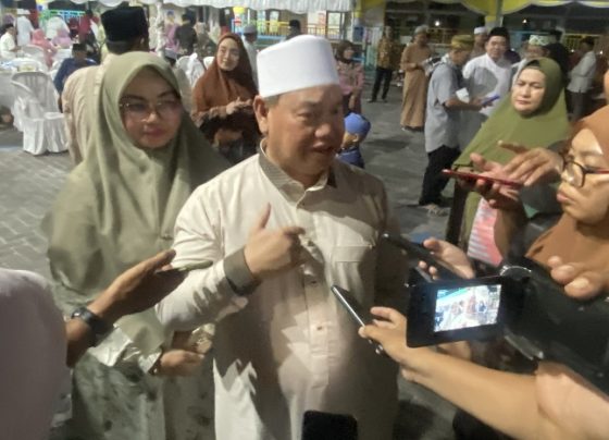 Bupati Kotim Halikinnor didampingi Wabup Kotim Irawati saat diwawancarai awak media saat Safari Ramadan di Masjid Nurul Iman, Jumat, 5 April 2024