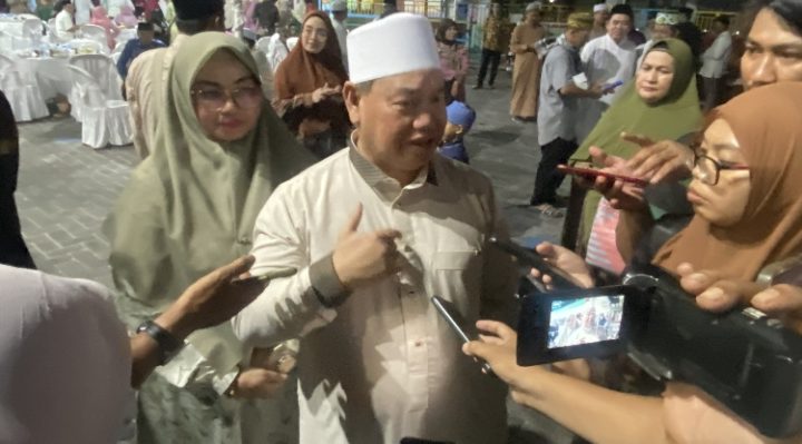 Bupati Kotim Halikinnor didampingi Wabup Kotim Irawati saat diwawancarai awak media saat Safari Ramadan di Masjid Nurul Iman, Jumat, 5 April 2024