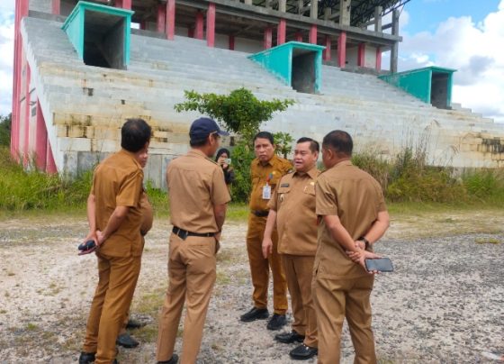 Bupati Kotim Halikinnor didampingi pejabat terkait meninjau Sirkuit Kilometer 6 Jalan Jenderal Sudirman, Selasa, 16 April 2024.