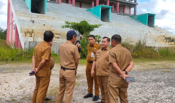Bupati Kotim Halikinnor didampingi pejabat terkait meninjau Sirkuit Kilometer 6 Jalan Jenderal Sudirman, Selasa, 16 April 2024.