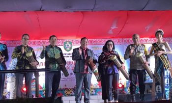 Bupati Kotim Halikinnor saat membuka secara resmi Festival Budaya Habaring Hurung di Taman Kota Sampit, Sabtu malam, 20 April 2024