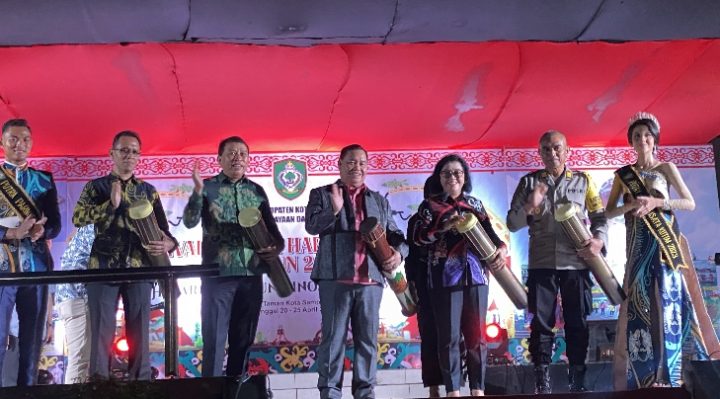 Bupati Kotim Halikinnor saat membuka secara resmi Festival Budaya Habaring Hurung di Taman Kota Sampit, Sabtu malam, 20 April 2024