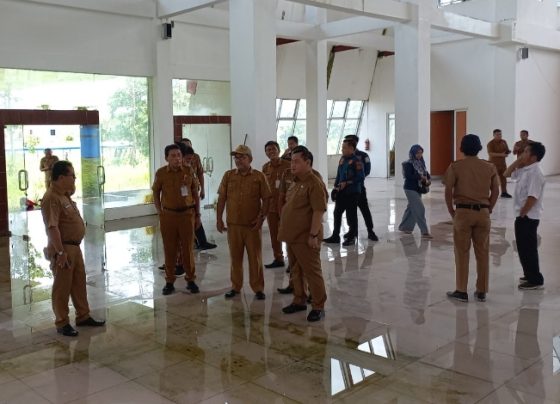 Bupati Kotim Halikinnor saat mengecek Gedung Expo di depan Stadion 29 Nopember Sampit yang terbengkalai, Selasa,16 April 2024