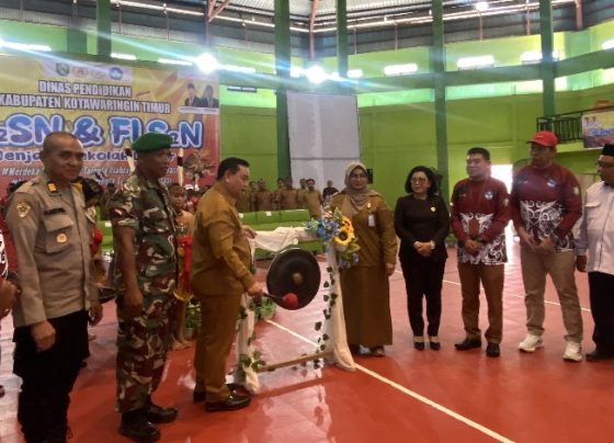 Bupatu Kotim Halikinnor memukul gong tanda dimulainya O2SN dan FLS2N tingkat Kabupaten Kotim, Senin, 22 April 2024.